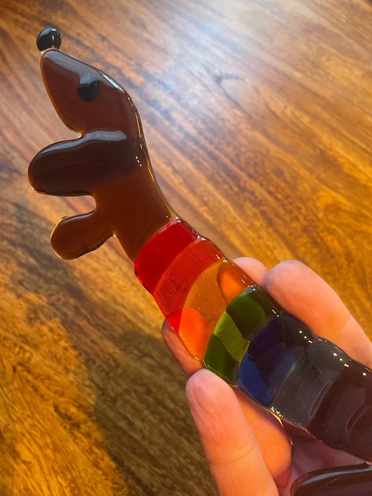 Unieke Glazen Teckel - Regenboogkleuren, Huis en Inrichting, Meerkleurig, Ophalen of Verzenden, Zo goed als nieuw, Modern
