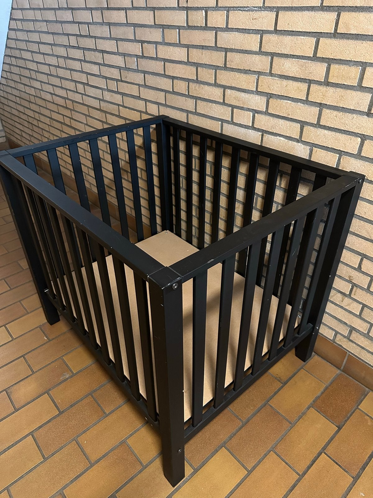 Gratis Zwarte houten box voor baby of peuter, Kinderen en Baby's, Boxen, Ophalen, Gebruikt, Vierkant