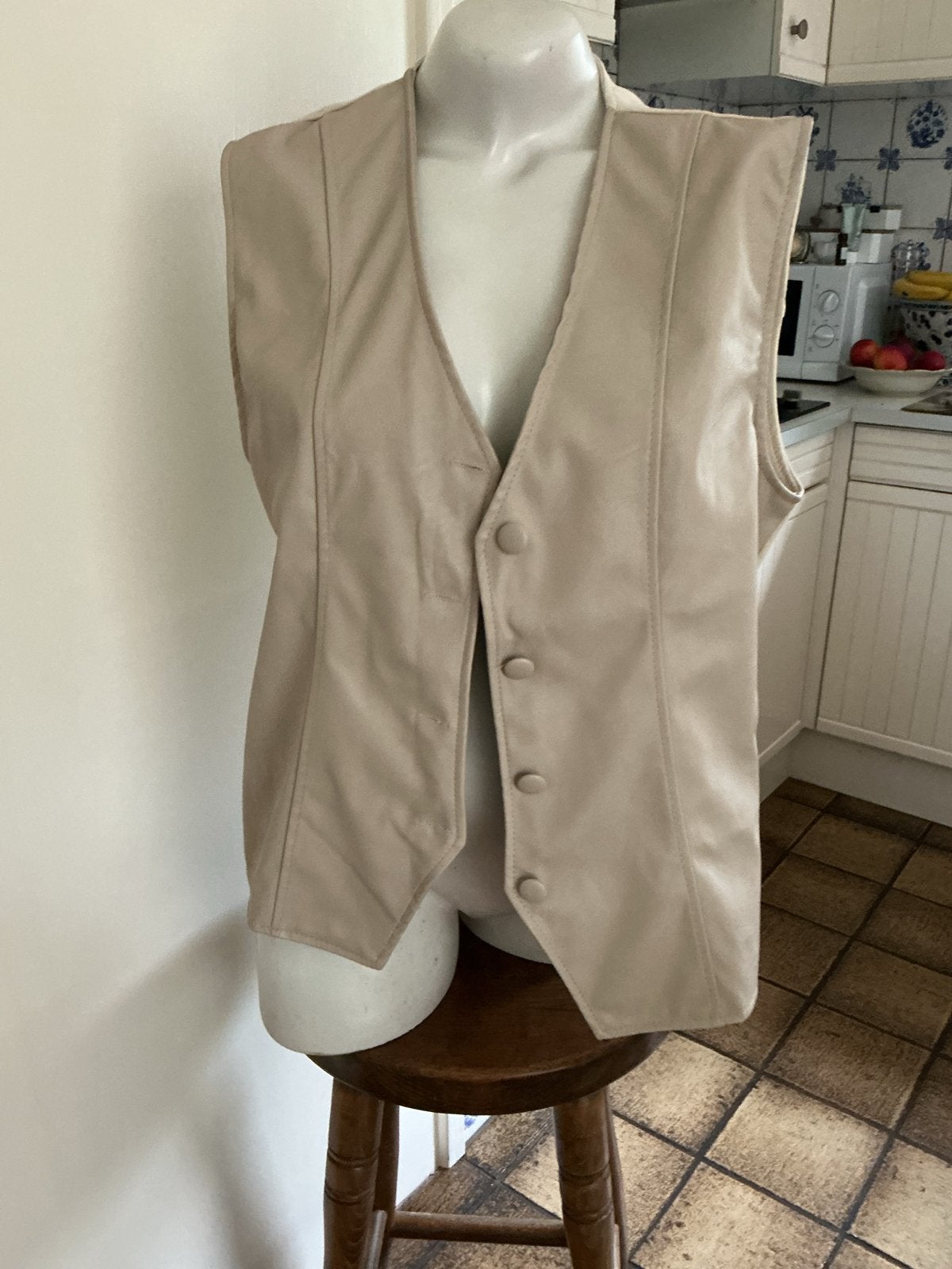 Mooi nieuw vestje met lederlook voorkant, Ophalen of Verzenden, Nieuw, Maat 46/48 (XL) of groter, Beige
