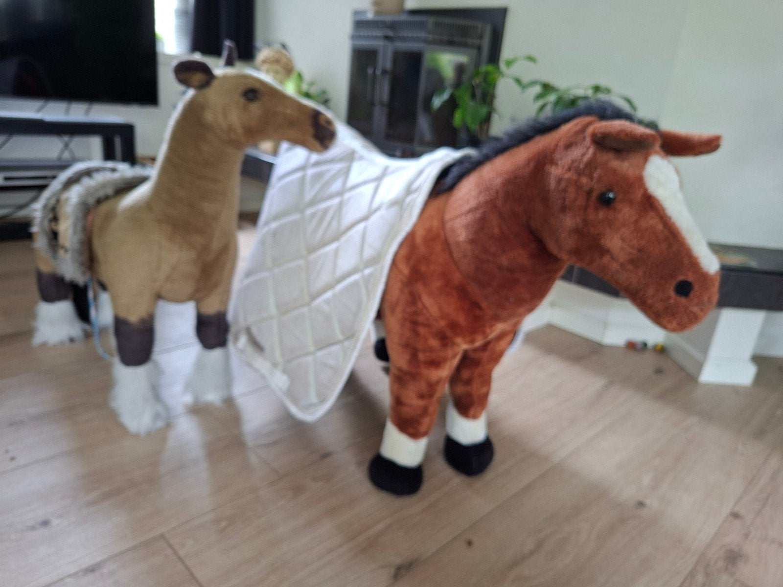 bruine staande paarden en wit paardendekje, Ophalen, Paard, Gebruikt, Middelgroot (20 tot 80 cm)