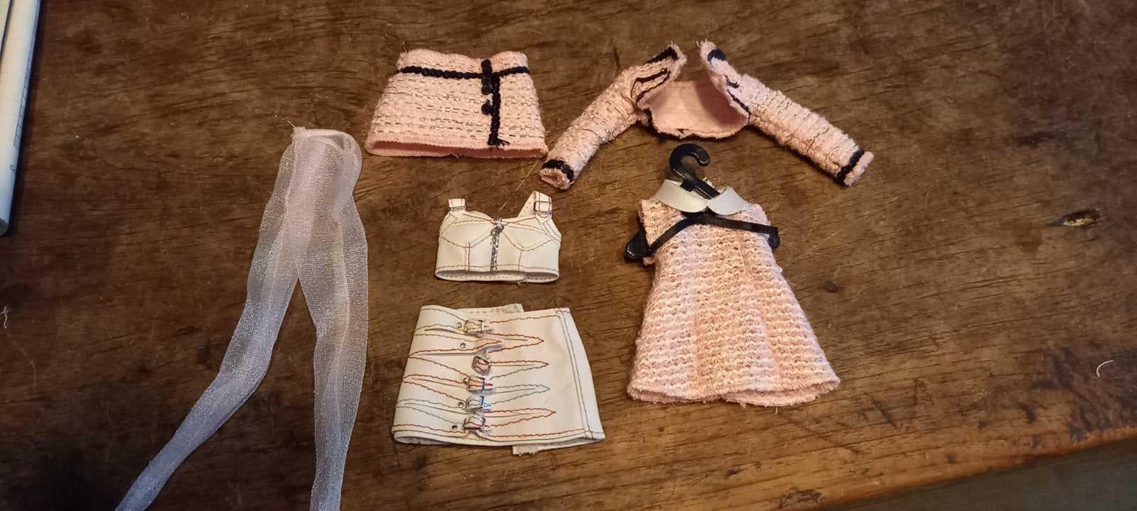 Rainbow high Bella Parker kledingsetjes, Ophalen of Verzenden, Zo goed als nieuw, Poppenhuis