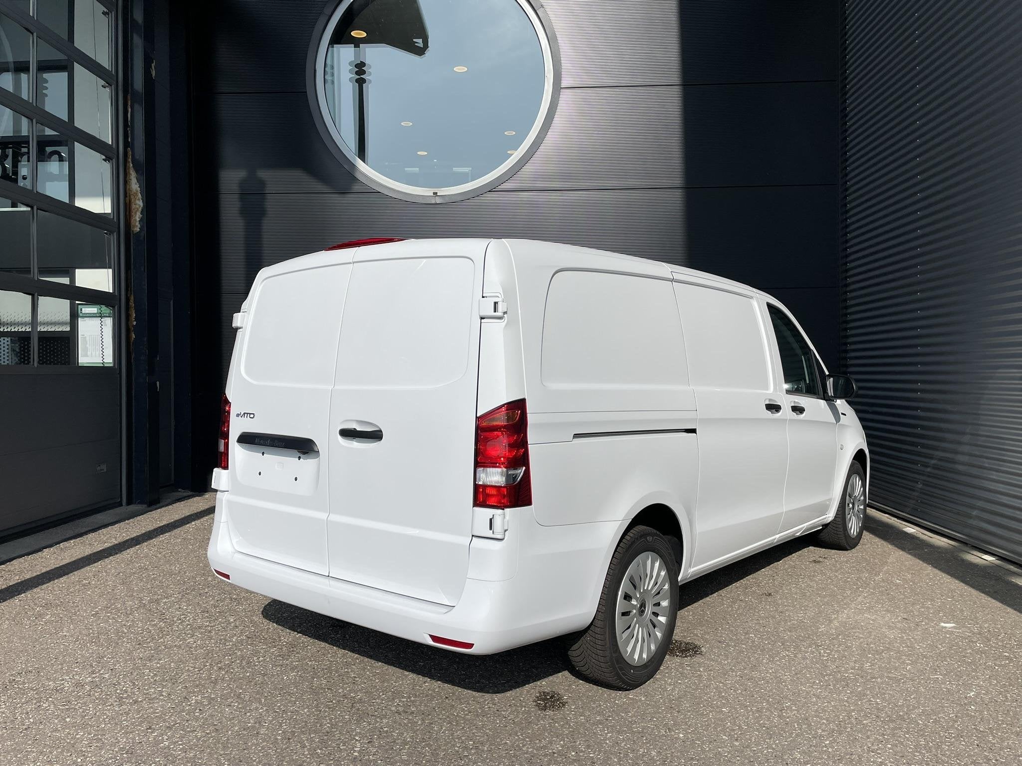 Mercedes-Benz eVito Lang 66 kWh Mercedes-Benz eVito eVito La, Auto's, Bestelauto's, Stof, Gebruikt, Zwart, 116 pk