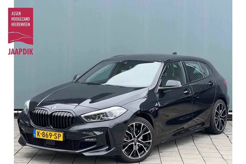 BMW 1-serie BWJ 2021 | 118i 136PK High Ex AUTOMAAT | LEER |, 136 pk, Gebruikt, Zwart, Bedrijf