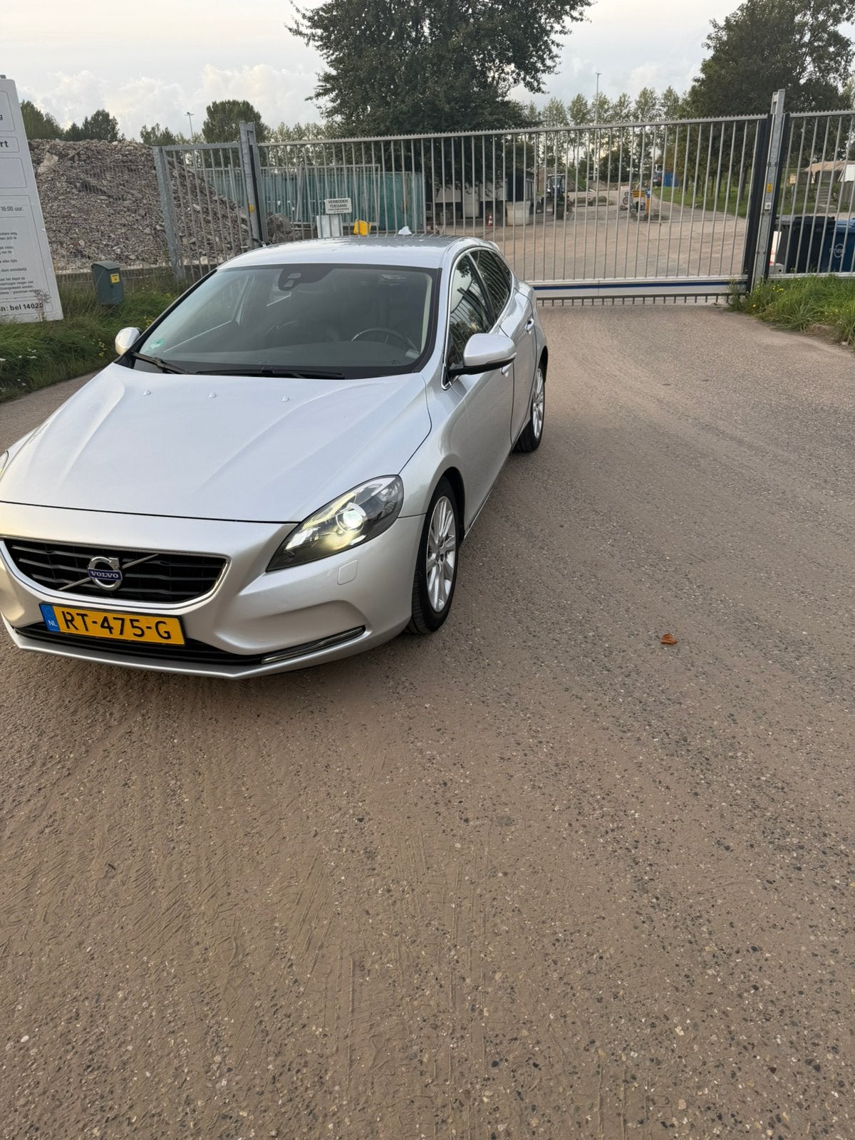 Volvo V40 1.6 T4 180PK Powershift 2014 Grijs, 1596 cc, 4 cilinders, 179 pk, 650 kg