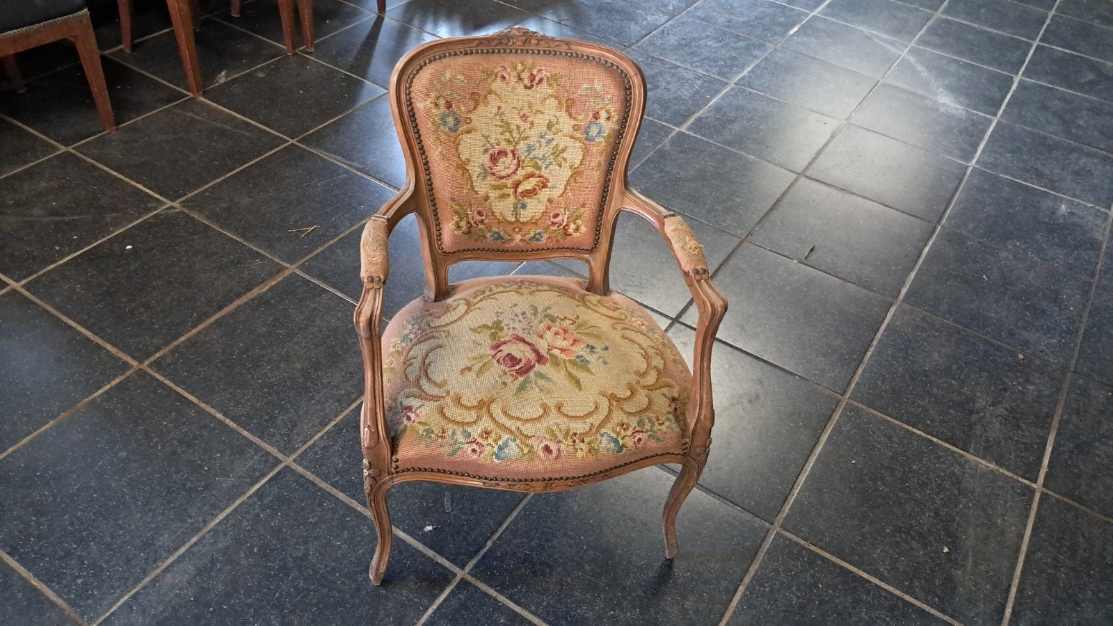 Antieke fauteuil met gebloemde stoffering, Ophalen