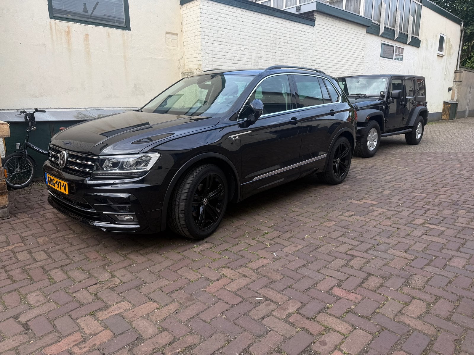 Volkswagen Tiguan, 1.4 TSI ACT Connected Series R-Line pano,, Auto's, Voorwielaandrijving, 1800 kg, 4 cilinders, Zwart