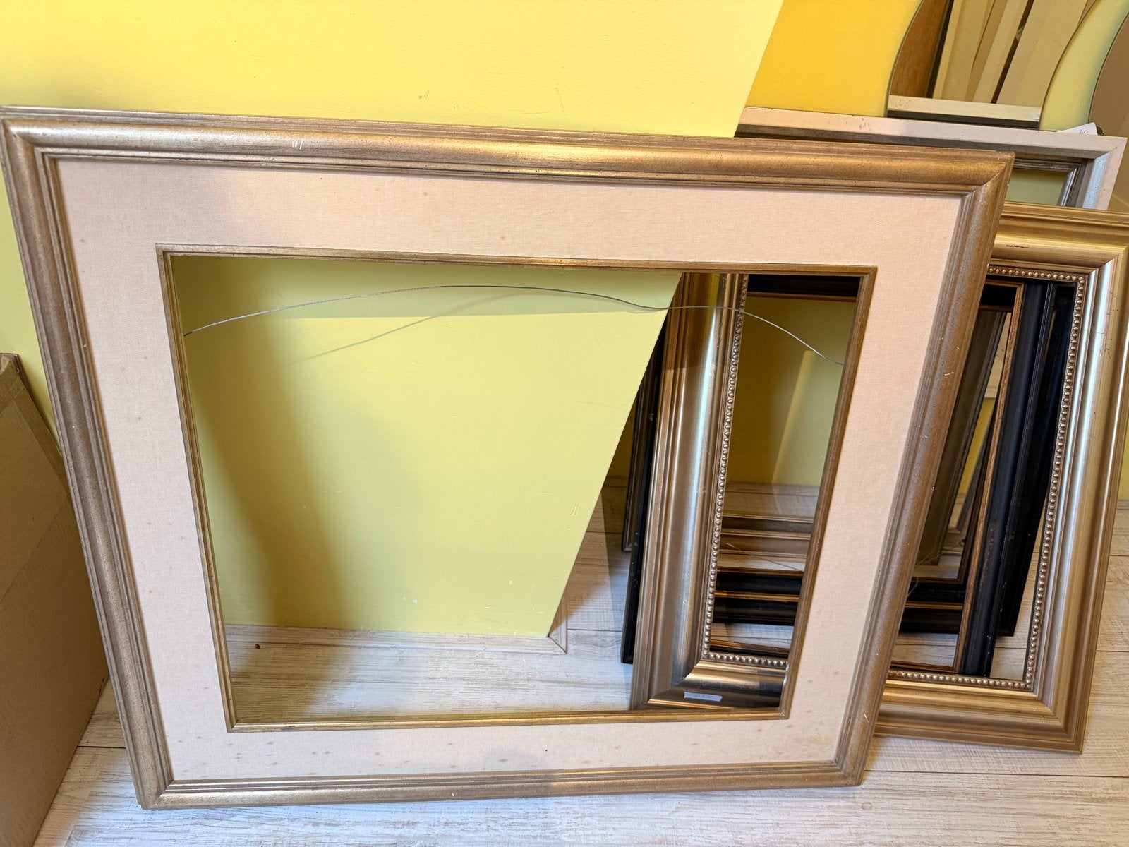 Goudkleurige schilderijlijst 72x82cm voor 60x50cm schilderij, Gebruikt, Schilderijlijst, Met sierrand, Ophalen of Verzenden