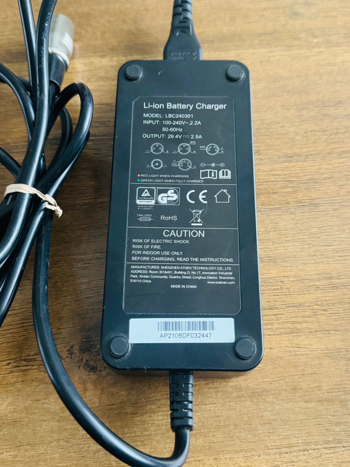 Oplader / Acculader 29.4V 2.5A voor o.a. Giant Twist 3-pins, Fietsen en Brommers, Fietsaccessoires | Fietsaccu's, Zo goed als nieuw