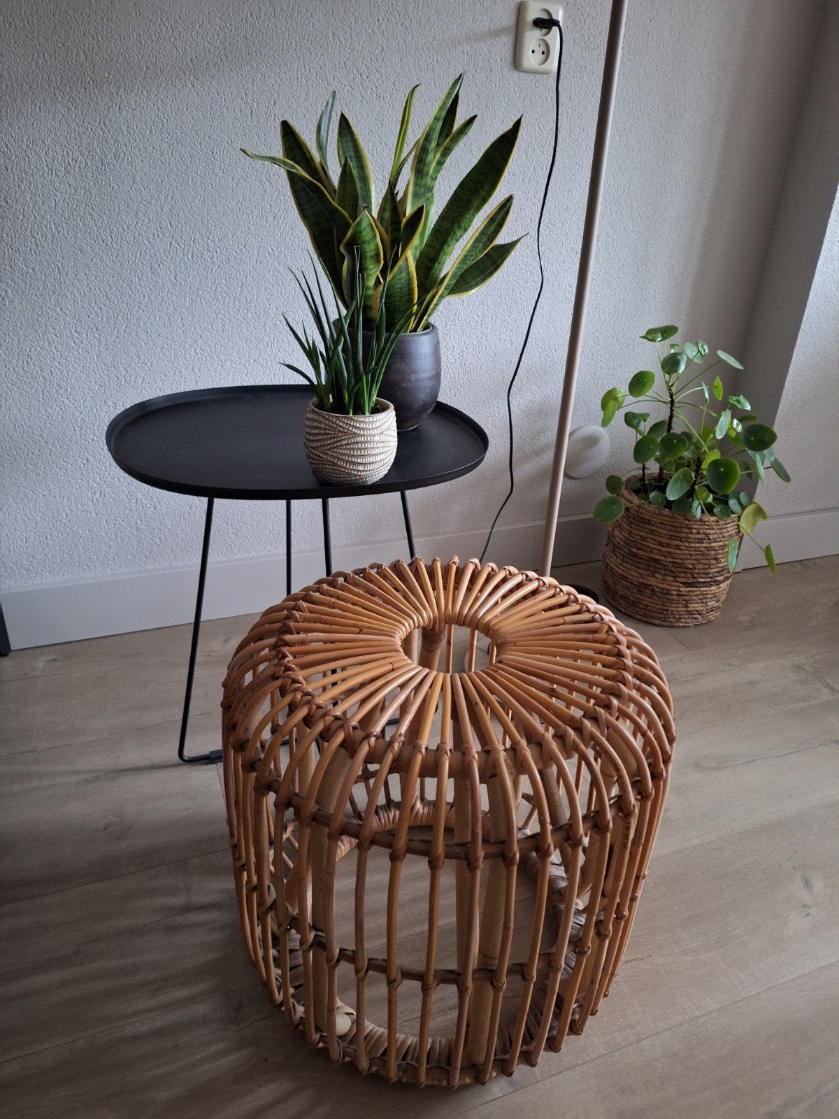 2 tafeltjes ijzer en riet ex dienblad en ass, Minder dan 55 cm, Rond, Zo goed als nieuw, Ophalen