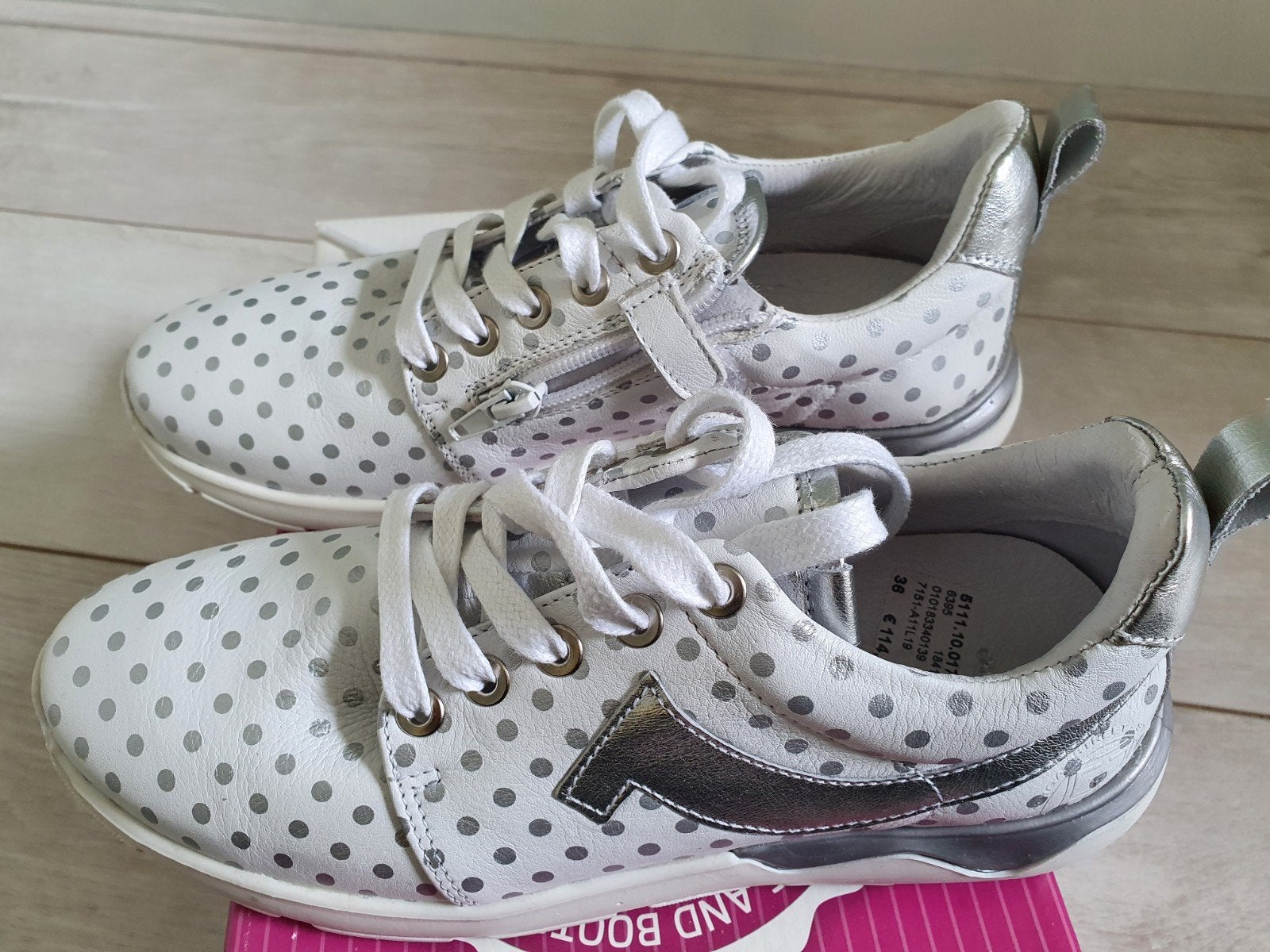 Nieuwe Giga schoenen maat 36 - Wit met stippen, Meisje, Schoenen, Nieuw, Ophalen of Verzenden