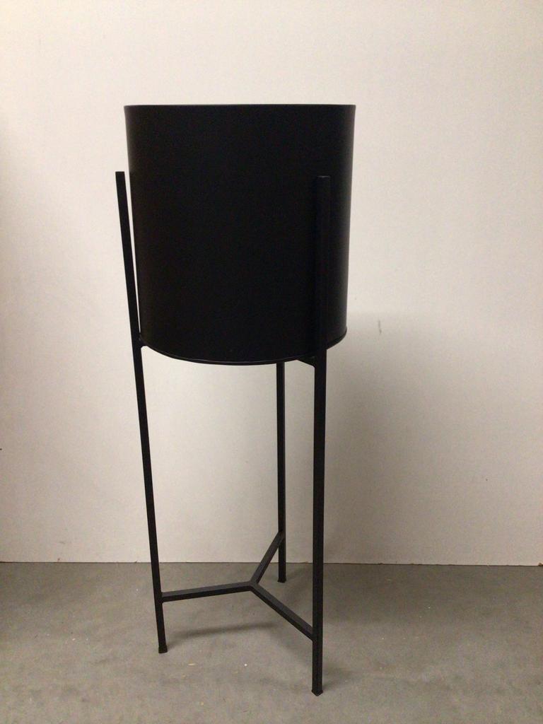 Zwarte plantenbak op standaard, Tuin en Terras, Bloembakken en Plantenbakken, Ophalen, Gebruikt, Minder dan 60 cm, Rond