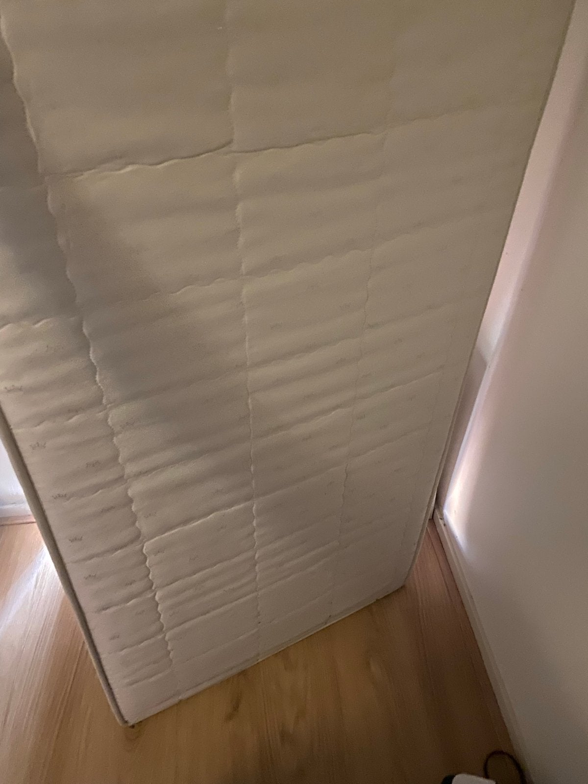 Boxspring Eenpersoons op poten en met zwenk wielen, 90 cm, Eenpersoons, Ophalen of Verzenden, Zo goed als nieuw