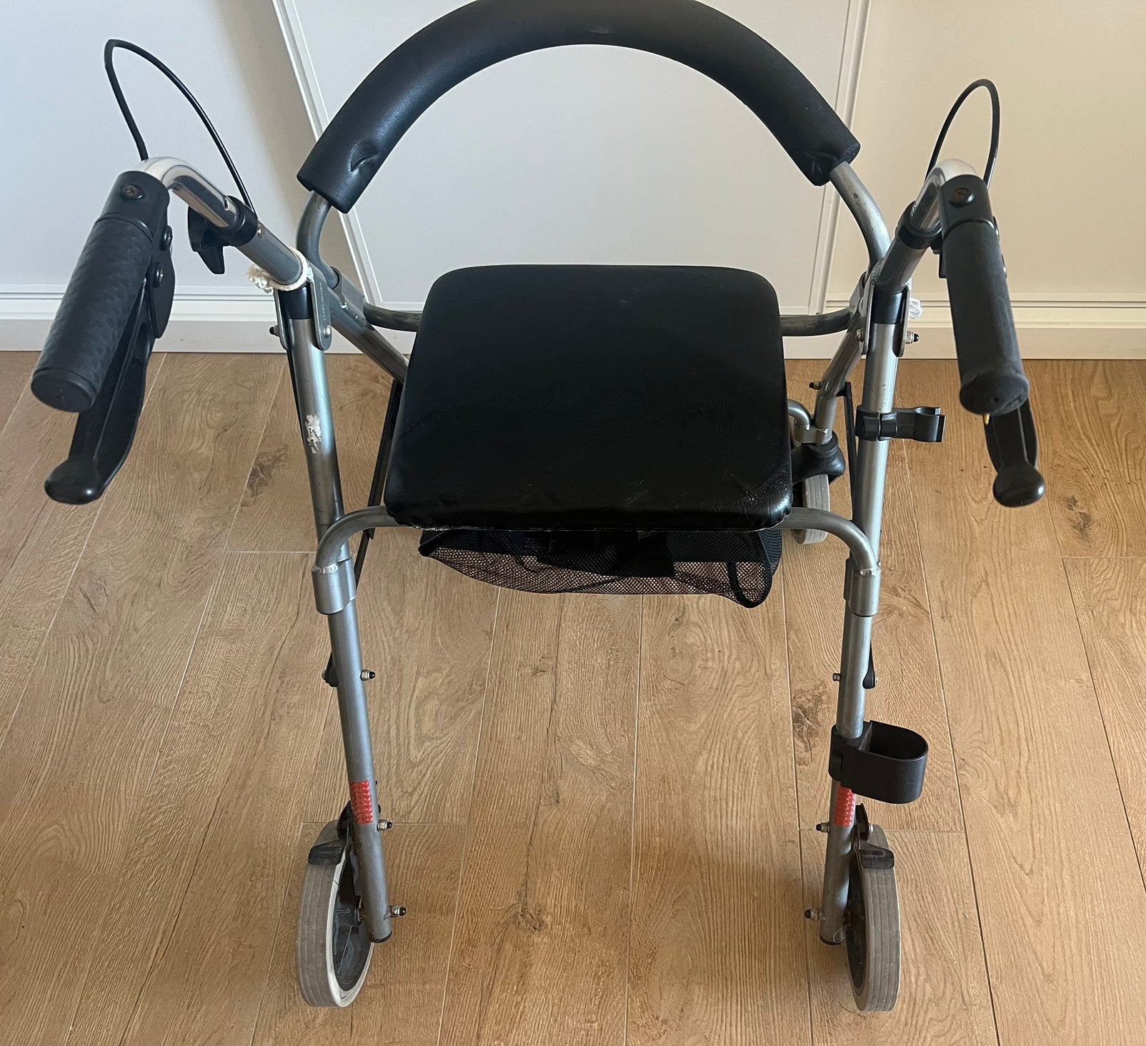 ROLLATOR,WIELEN 19 cm,ZITJE,RUGSTEUN,STOKHOUDER,REMMEN, Ophalen, Inklapbaar, Gebruikt, Duwrolstoel