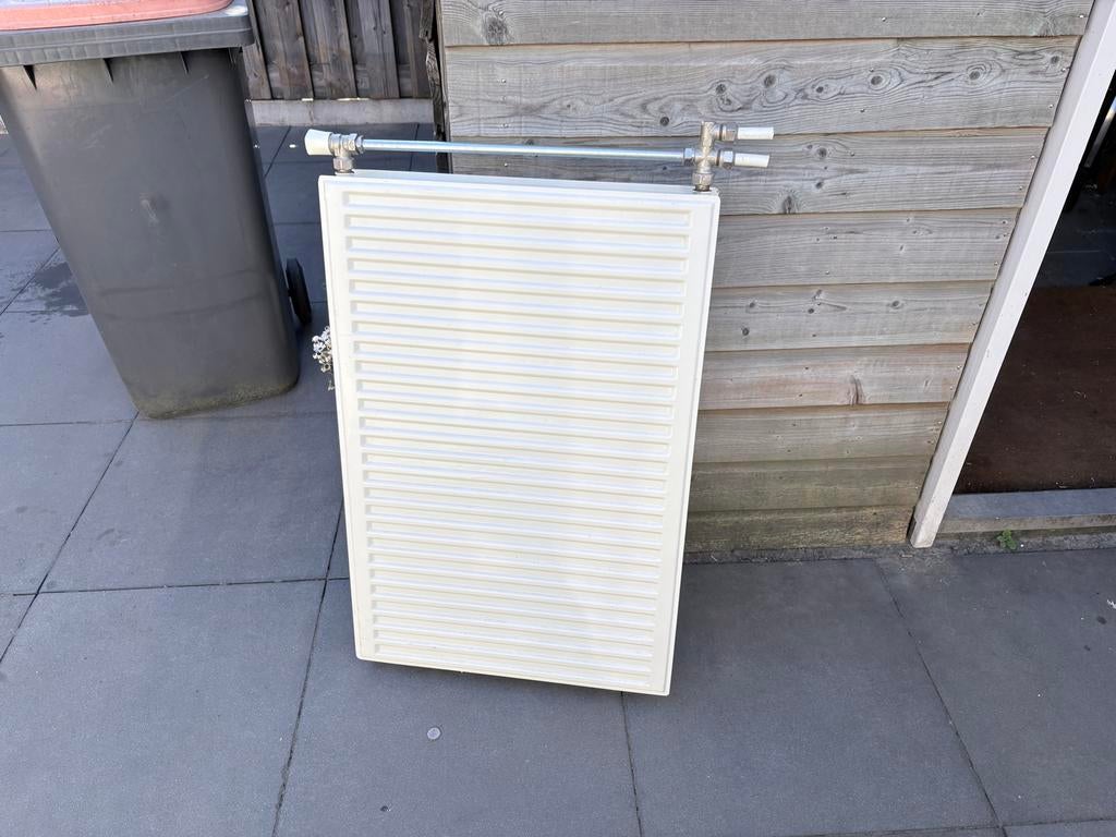 Witte radiator met aansluitingen, Doe-het-zelf en Verbouw, Verwarming en Radiatoren, 30 tot 80 cm, Radiator, Ophalen of Verzenden
