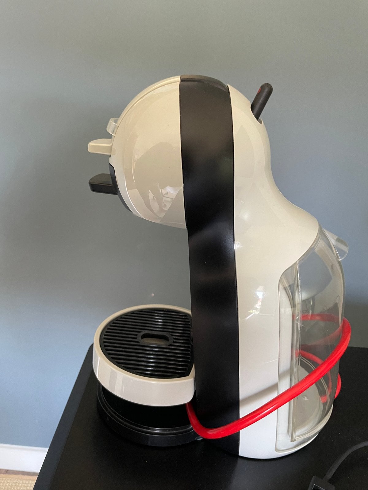 DOLCE Gusto coffee machine, Ophalen of Verzenden, Zo goed als nieuw, Koffiemachine