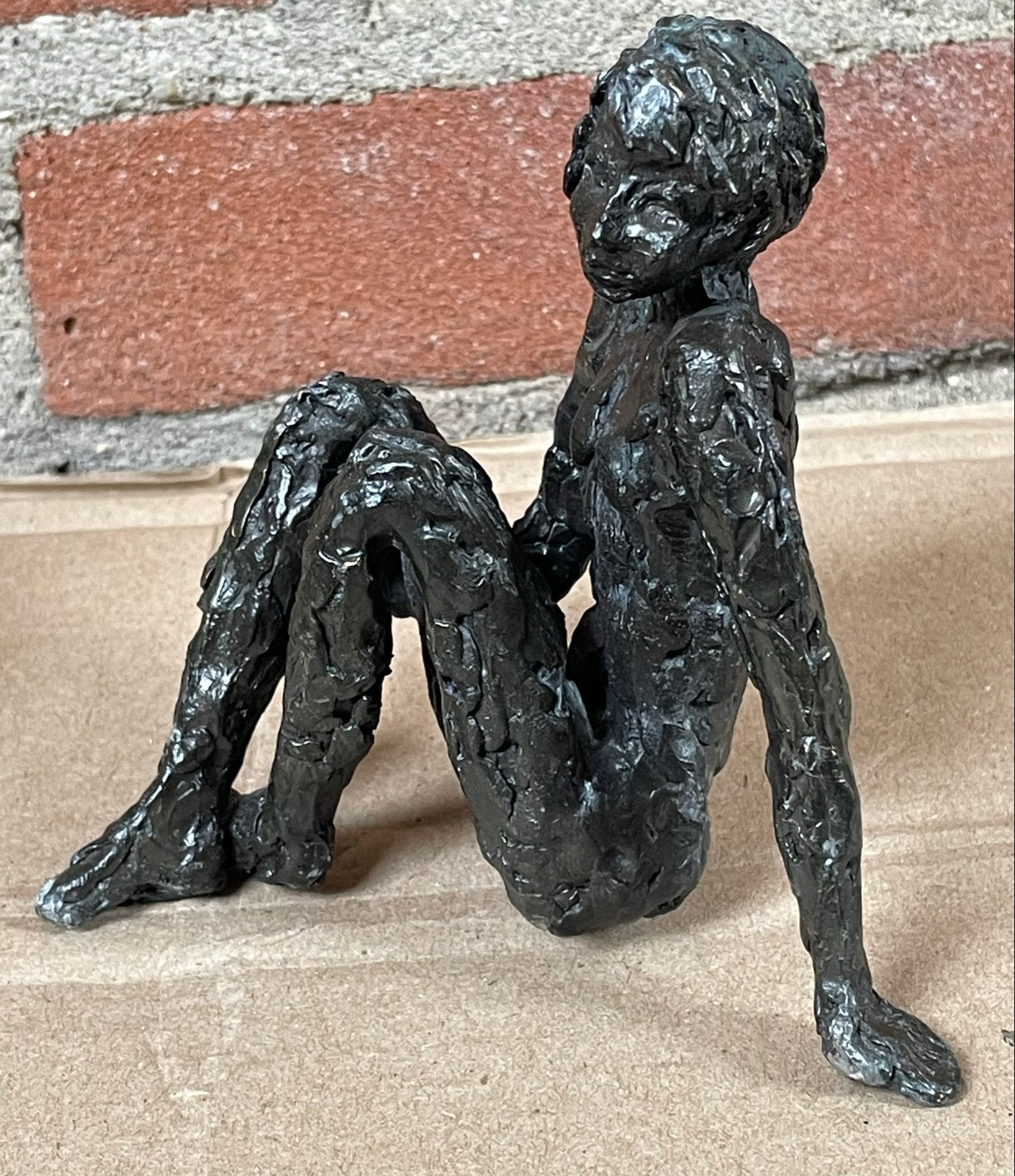 Bronzen beeld Astrid Veldhuyzen-Koppen - Moment van bezinnin, Antiek en Kunst, Minder dan 20 cm, Ophalen of Verzenden, Beeld, Bruin