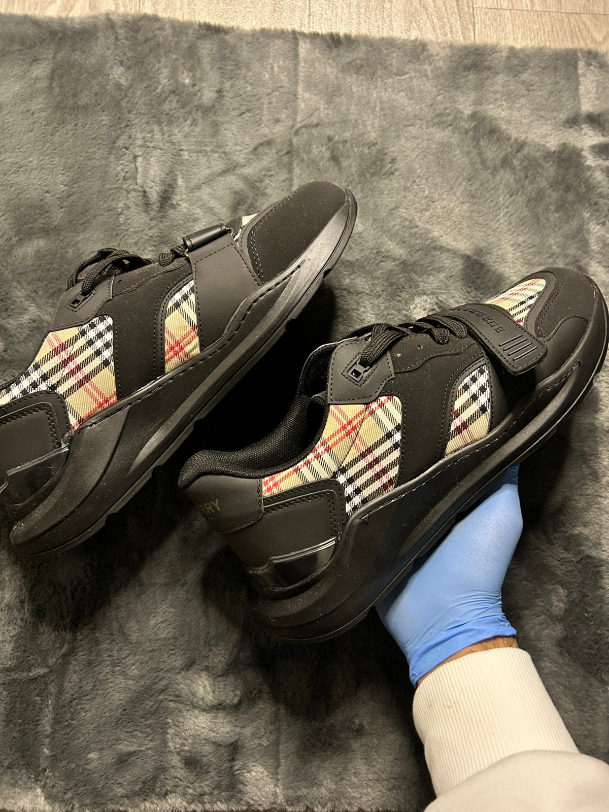 Burberry Schoenen Beige/Zwart Unisex, Ophalen of Verzenden, Zo goed als nieuw, Zwart