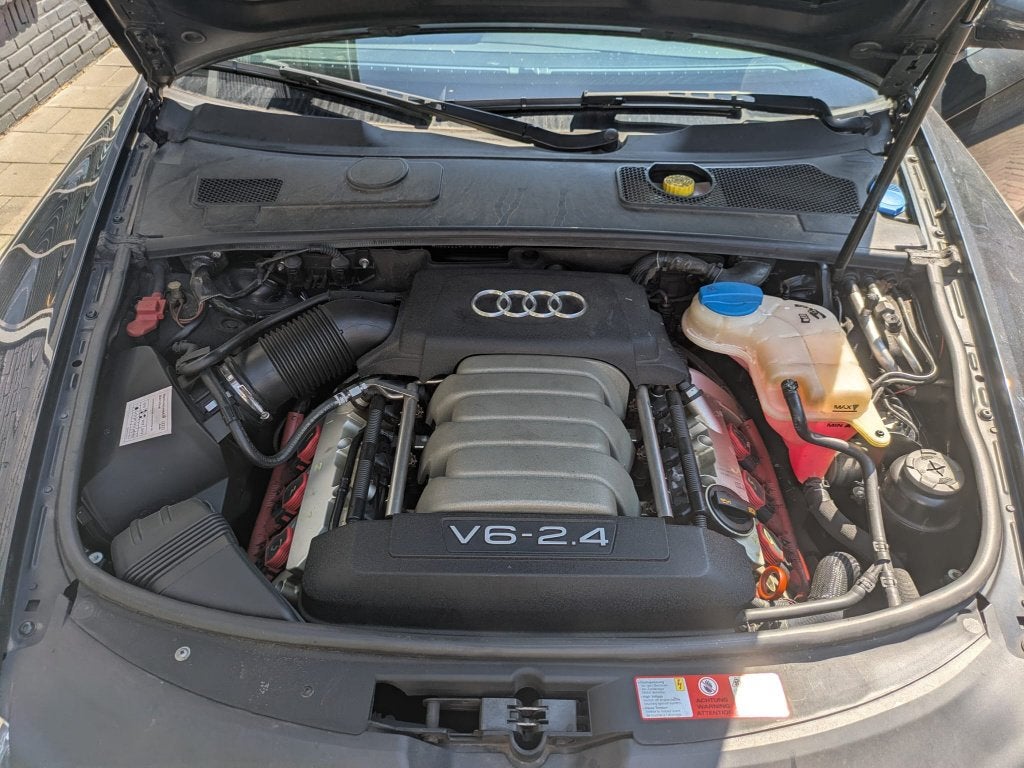 Audi A6 2.4 V6 130KW 2006, Auto's, Audi, Voorwielaandrijving, Zwart, Zwart, Handgeschakeld