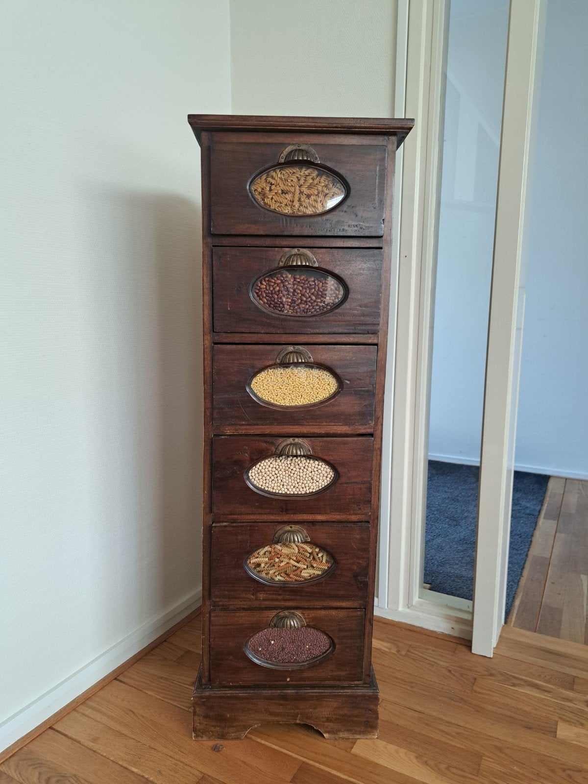 Koloniale smalle kast, 5 laden of meer, Ophalen, 25 tot 50 cm