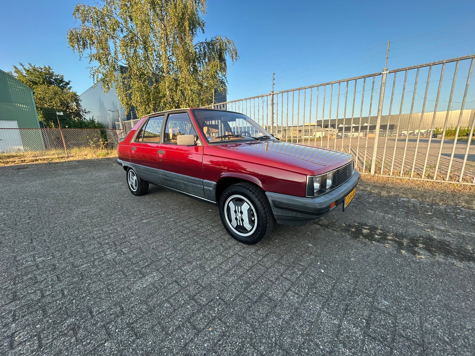 Renault 11 1.4 AUT 1985 Rood, Auto's, Renault, 68 pk, Origineel Nederlands, Onderhoudsboekje