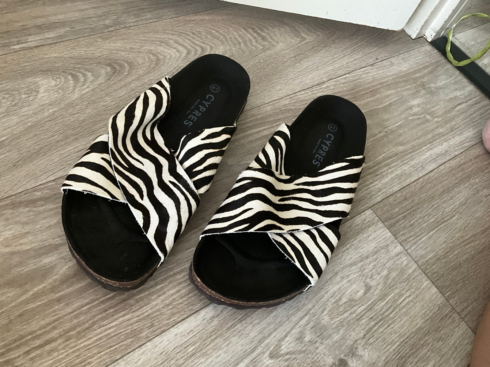 Cypres slippers met zebraprint, maat 41, Ophalen of Verzenden, Nieuw, Zwart, Slippers