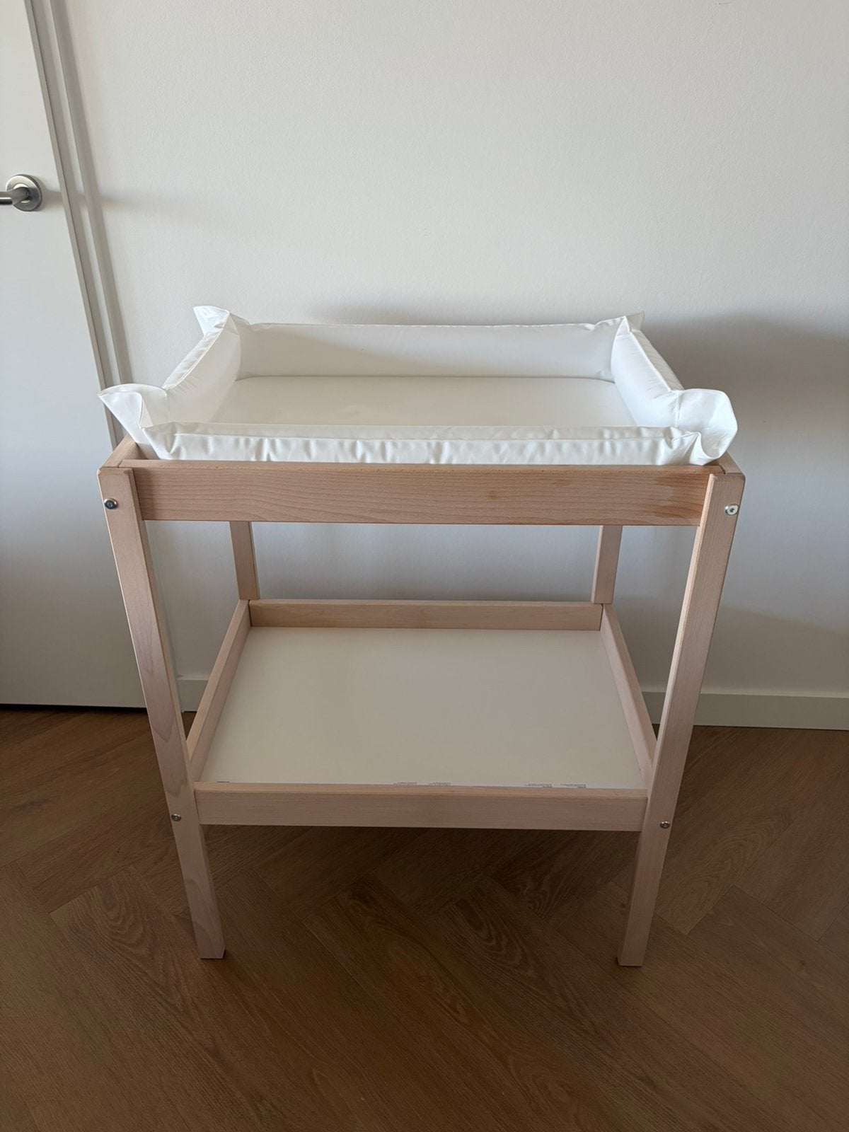Houten aankleedtafel / verschoontafel met aankleedkussen, Minder dan 75 cm, 50 tot 70 cm, Zo goed als nieuw, Ophalen