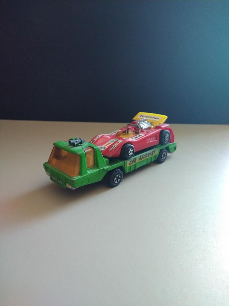 Matchbox Super Kings K-13-2 Transporter met raceauto, Ophalen of Verzenden, Gebruikt, Bus of Vrachtwagen