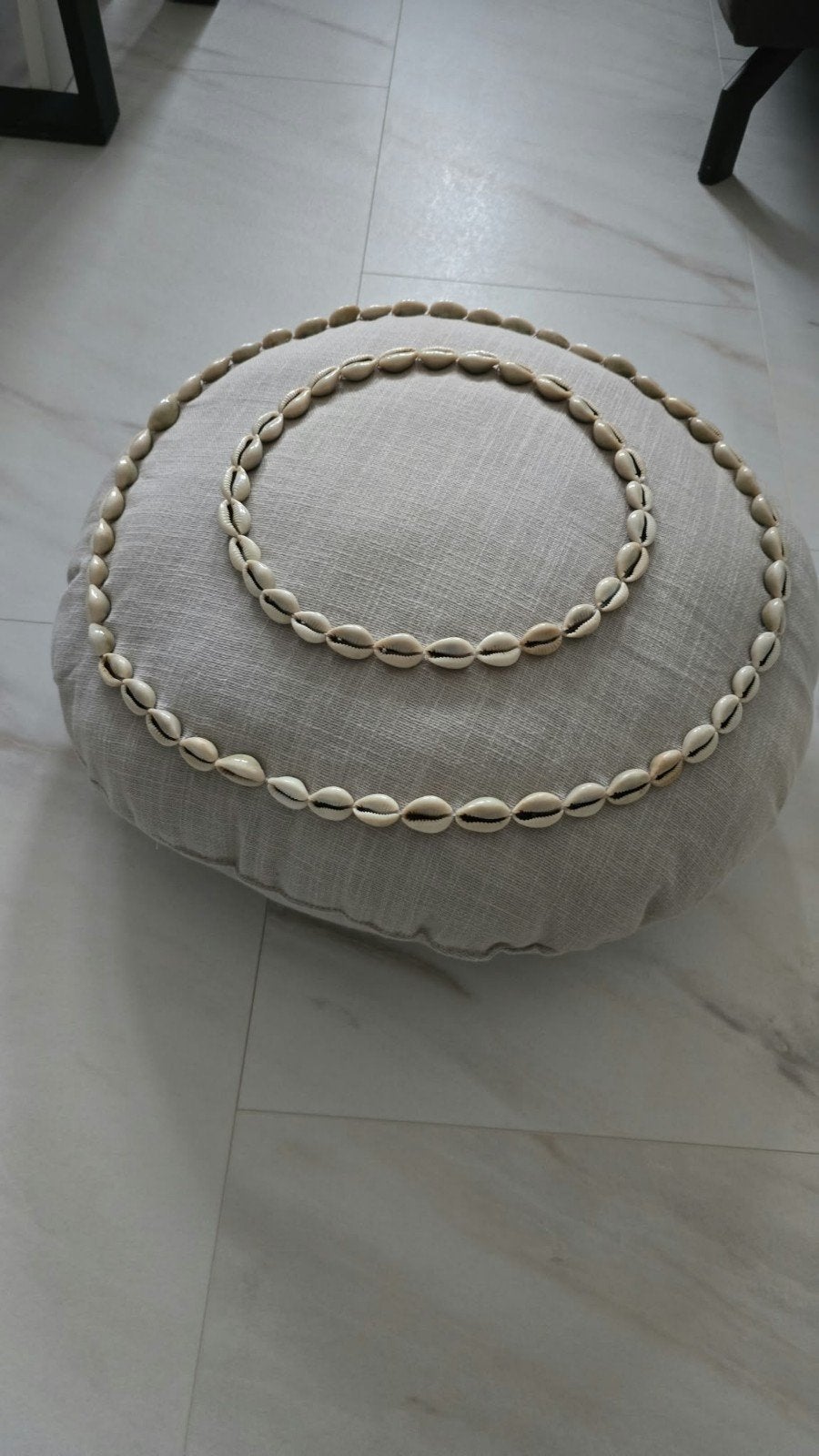 Rond kussen met schelpen - Beige/Wit, Overige merken, Beige, Rond, Ophalen of Verzenden