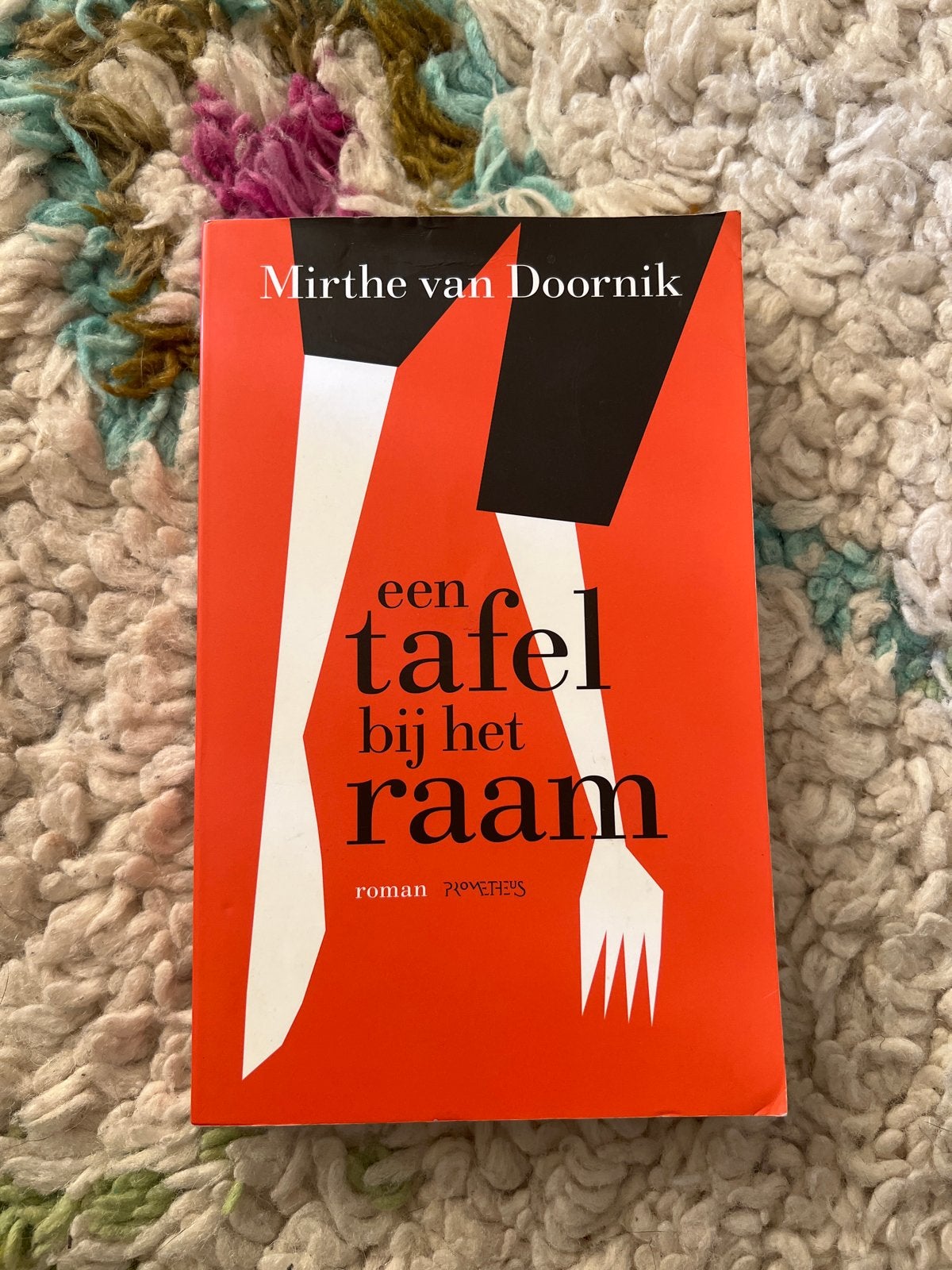 Een tafel bij het raam - Mirthe van Doornik (roman), Ophalen of Verzenden, Zo goed als nieuw, Nederland