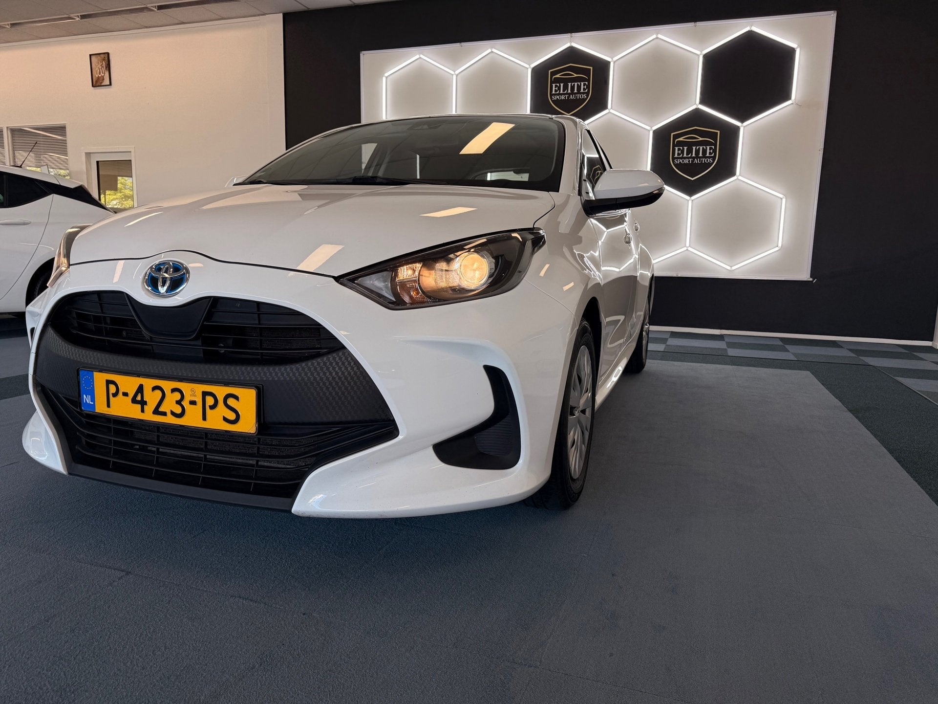 Toyota Yaris 1.5 Hybrid Comfort, Auto's, Gebruikt, Bedrijf, Hybride Elektrisch/Benzine, 3 cilinders