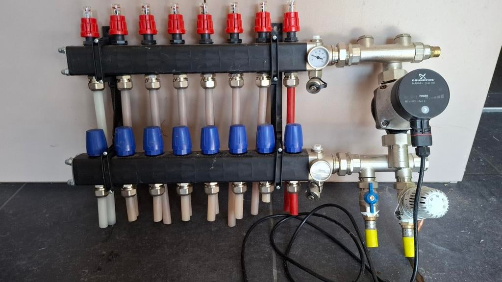 Verdeler voor vloerverwarming met Grundfos pomp, Doe-het-zelf en Verbouw, Verwarming en Radiatoren, Gebruikt, Overige typen, Minder dan 200 watt