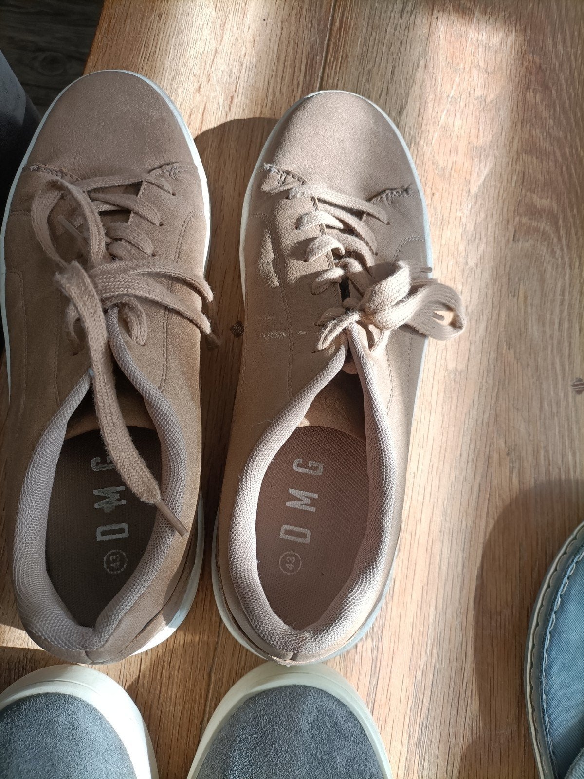 Stijlvolle grijze suède sneakers - Maat 43, Ophalen of Verzenden, Gedragen, Overige kleuren, Sneakers of Gympen