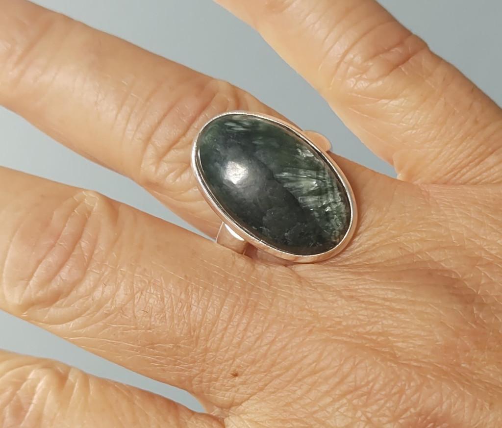 zilveren ring met natuurlijke Serafiniet steen zilver 925, Sieraden, Tassen en Uiterlijk, 18 tot 19, O.T., Nieuw, Ophalen of Verzenden
