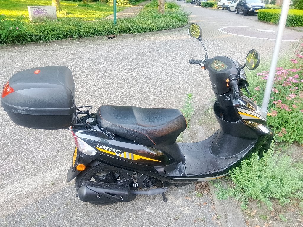 Te koop goed onderhouden Senzo Urban scooter - geel kenteken, Fietsen en Brommers, Scooters | Overige merken, Ophalen, Gebruikt