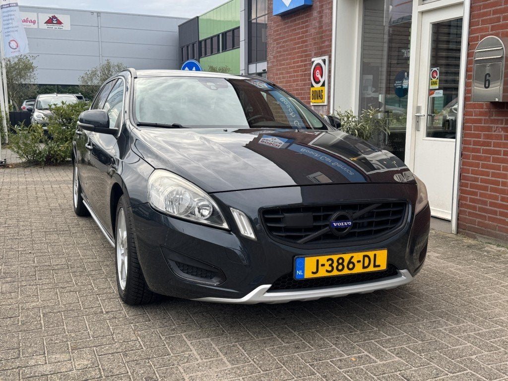 Volvo V60 1.6 T3 110kW Momentum, Voorwielaandrijving, 15 km/l, Gebruikt, 4 cilinders