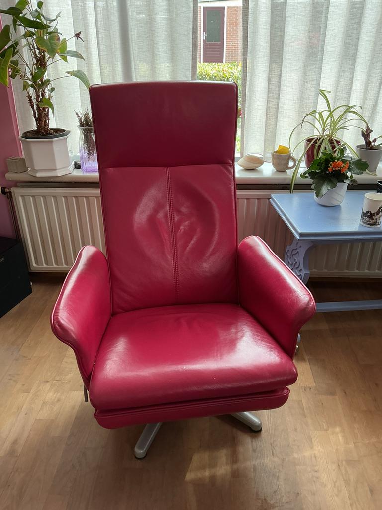 Rode leren fauteuil met voetensteun prominent twister fraise, Huis en Inrichting, Fauteuils, Ophalen, Gebruikt, 100 tot 125 cm