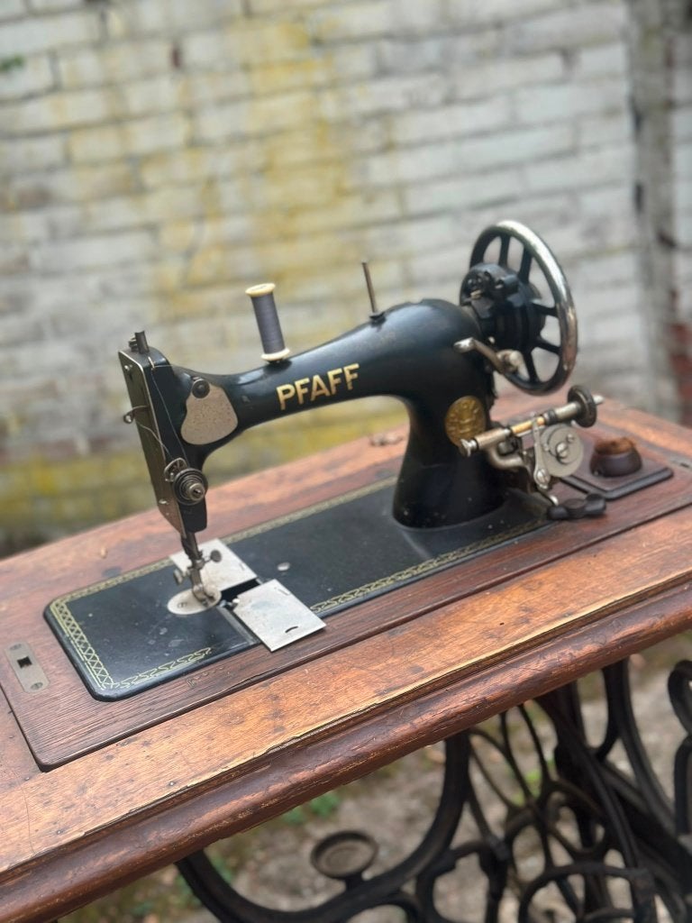 Antieke Naaimachine Pfaff Met Tafel, Ophalen