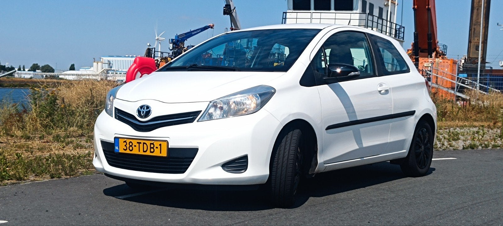 Toyota Yaris 1.3 16V Vvt-i 3DR 2012 Wit, Auto's, Voorwielaandrijving, 40 €/maand, 4 cilinders, Wit