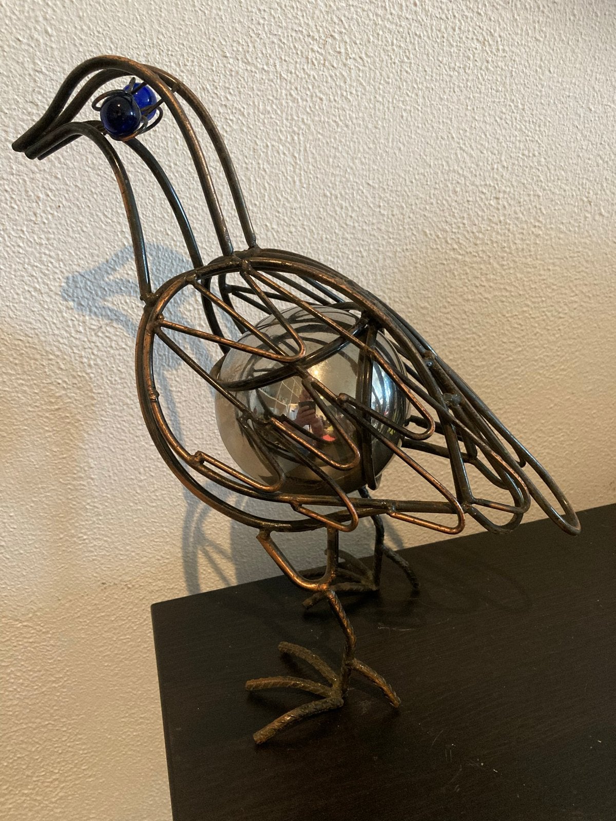 Vogelsculptuur draadconstructie met metalen bol 28cm, Ophalen of Verzenden, Handgemaakt, 20 - 50 cm, Beeld