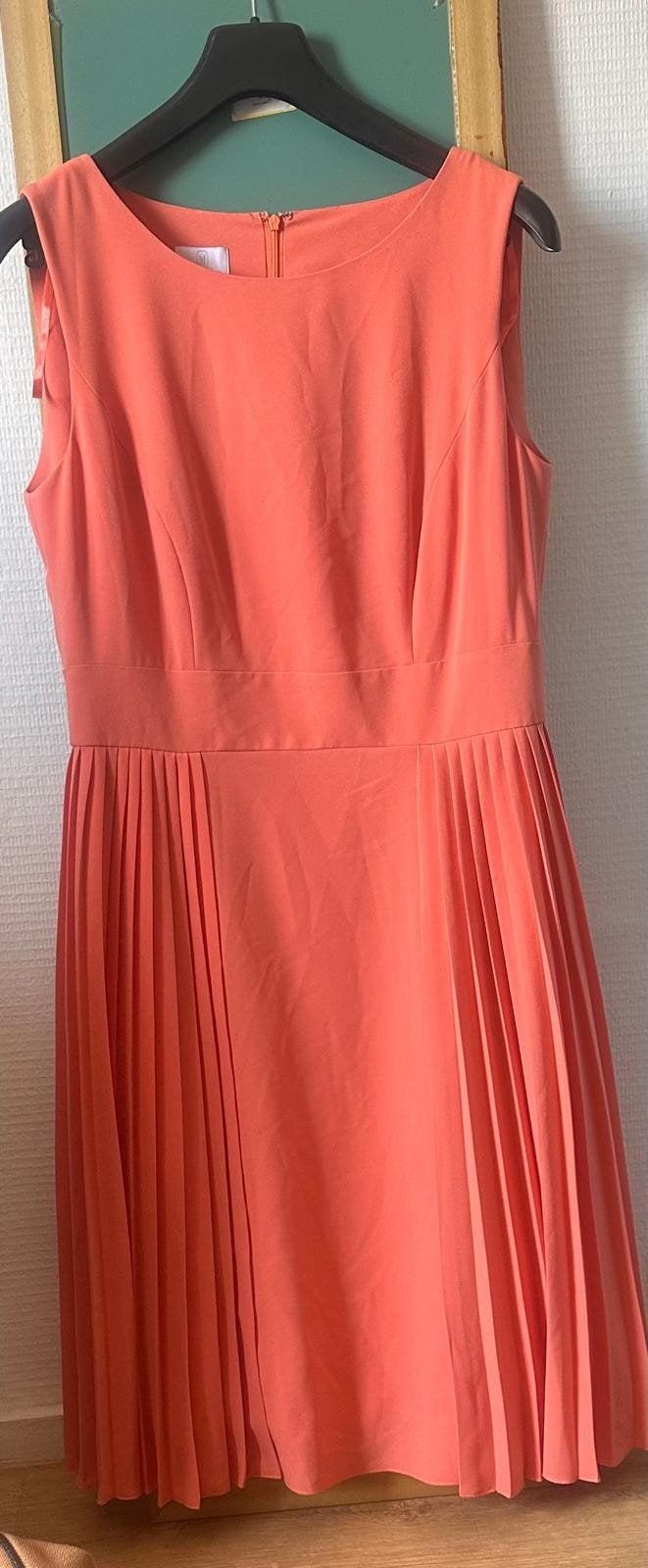 Officiële Madeleine Topkwaliteit jurk, Maat 38/40 (M), Oranje, Ophalen of Verzenden, Knielengte