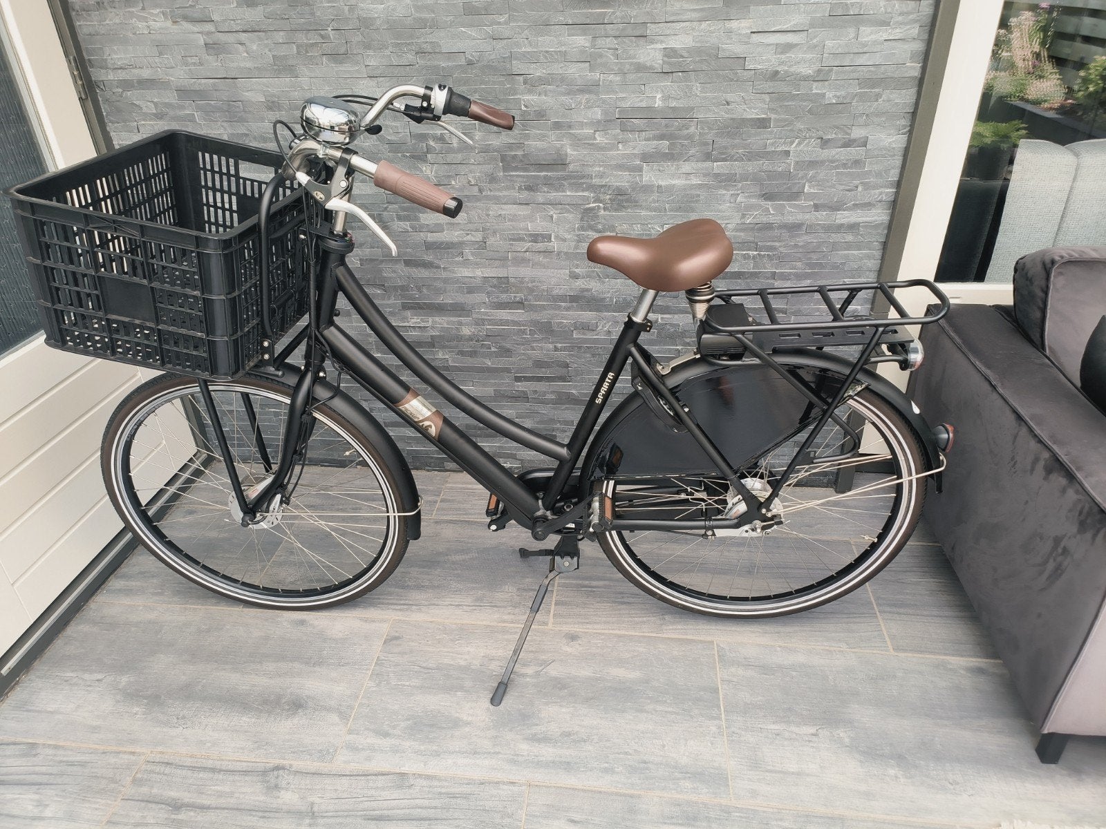 Zwarte elektrische damesfiets met mand en bagagedrager, Velgrem, Versnellingen, Ophalen, Overige merken