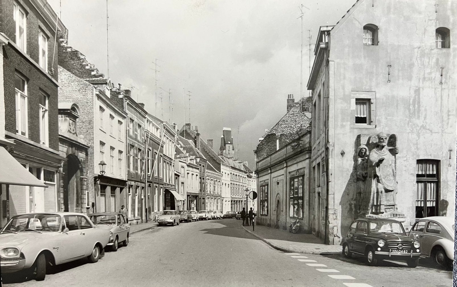 Ansichtkaart met auto’s Fiat 600 en Ford in Maastricht, Ophalen of Verzenden, 1960 tot 1980, Gelopen, Voertuig