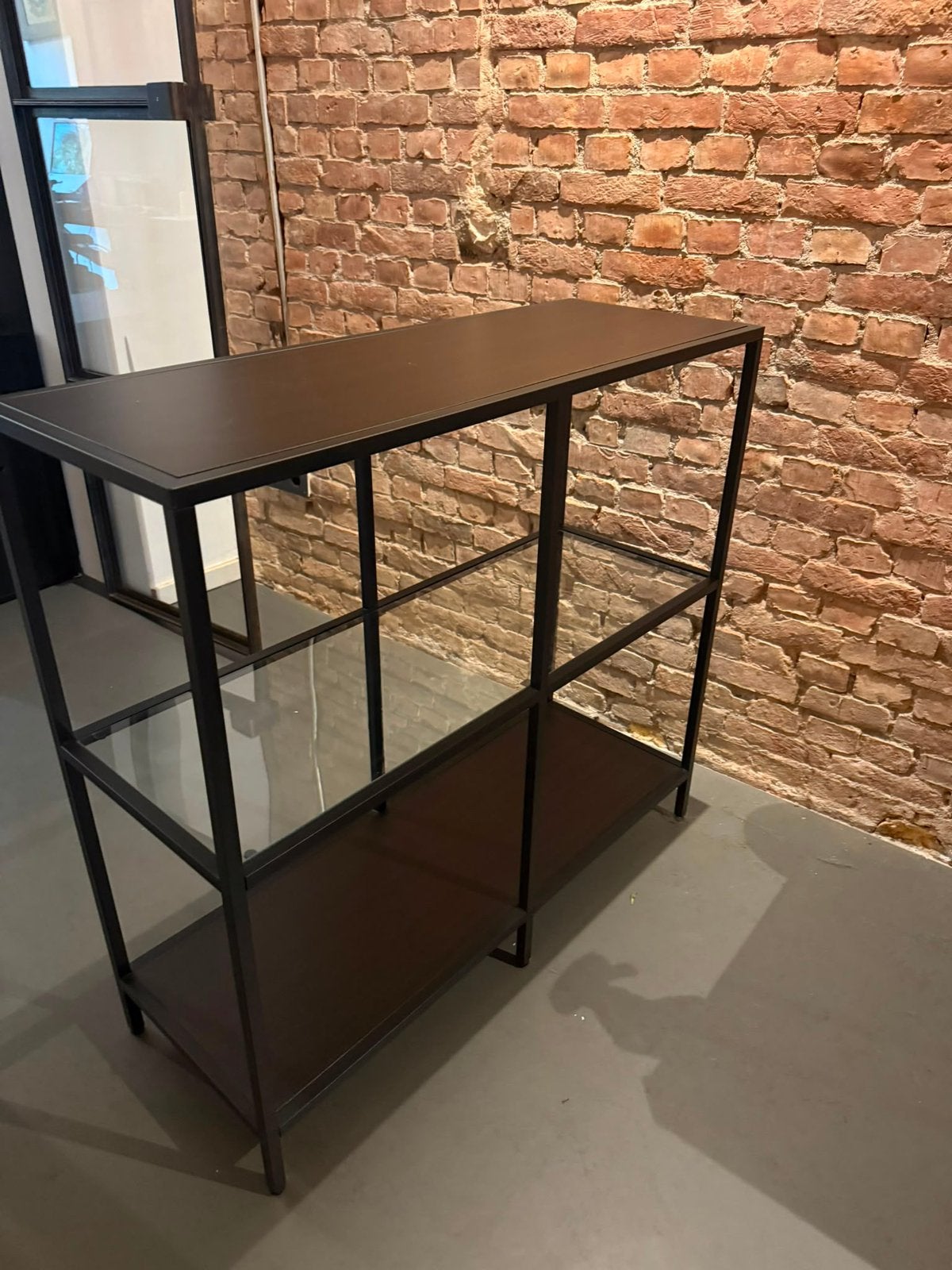 Stellingkast zwart met glas (VITTSJO), Huis en Inrichting, Ophalen, Zo goed als nieuw
