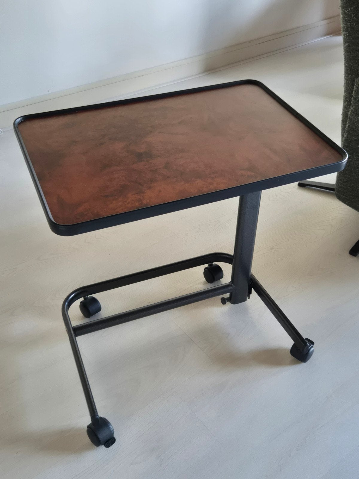 Verrijdbare in hoogte verstelbare bijzet/bedtafel, Ophalen