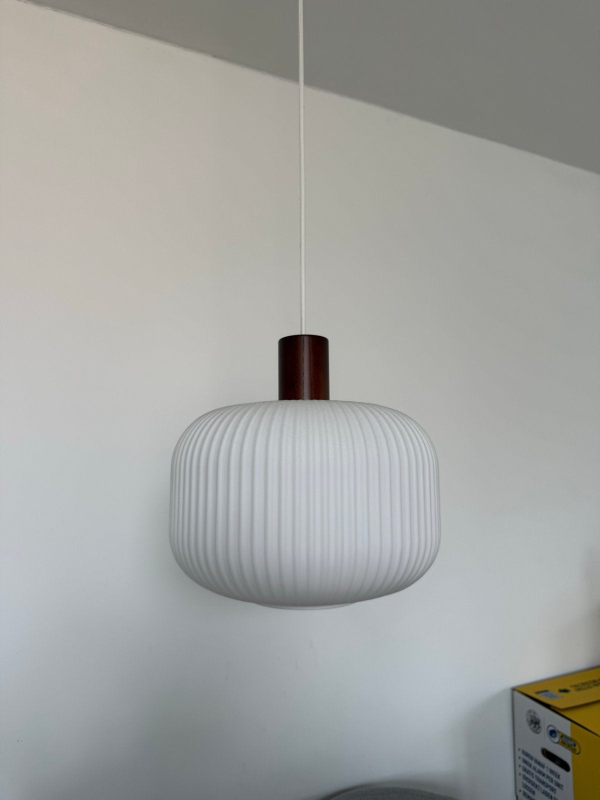 Scandi living  hanglamp met geribbeld glas en houten accent, Ophalen, Zo goed als nieuw, Glas