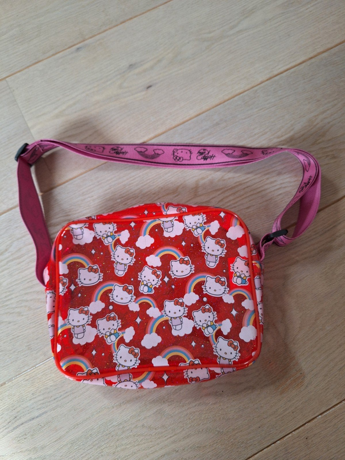Hello Kitty Schoudertasje - Rood met Regenbogen als nieuw, Gebruikt, Minder dan 30 cm, Ophalen of Verzenden, Schoudertas