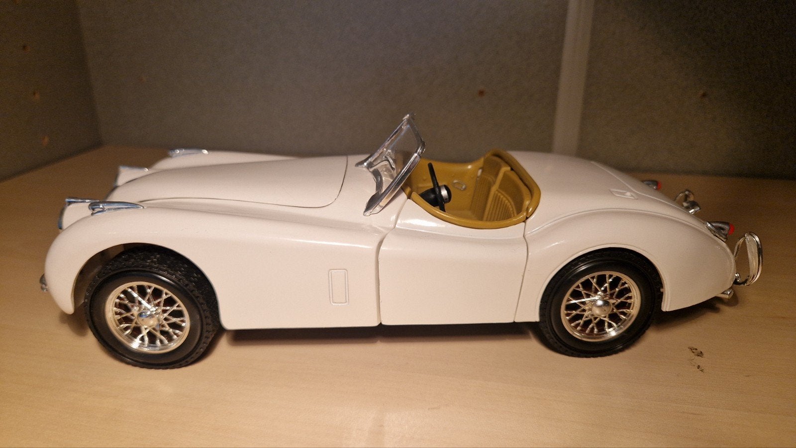 Jaguar XK-120 schaalmodel wit - Maisto 1:18, Ophalen of Verzenden, Zo goed als nieuw