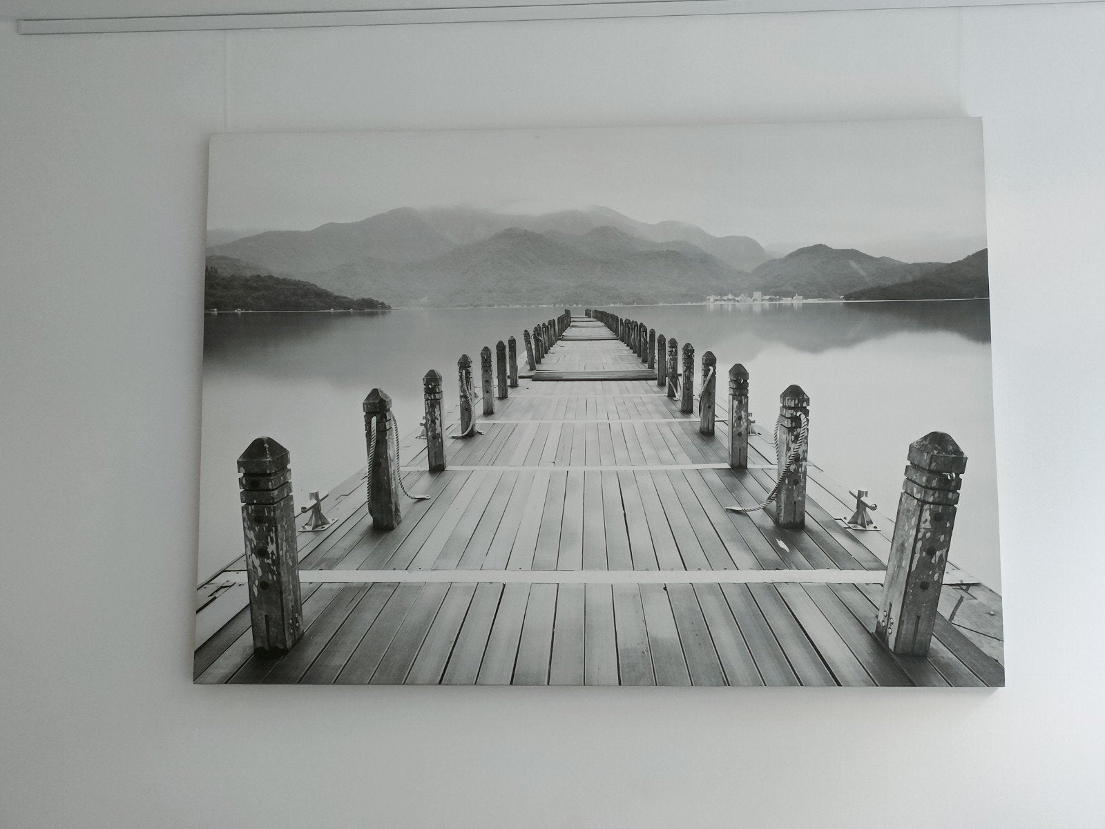 Groot zwart-wit canvas schilderij van steiger aan meer, 125 cm of meer, Ophalen of Verzenden, Zo goed als nieuw, Schilderij