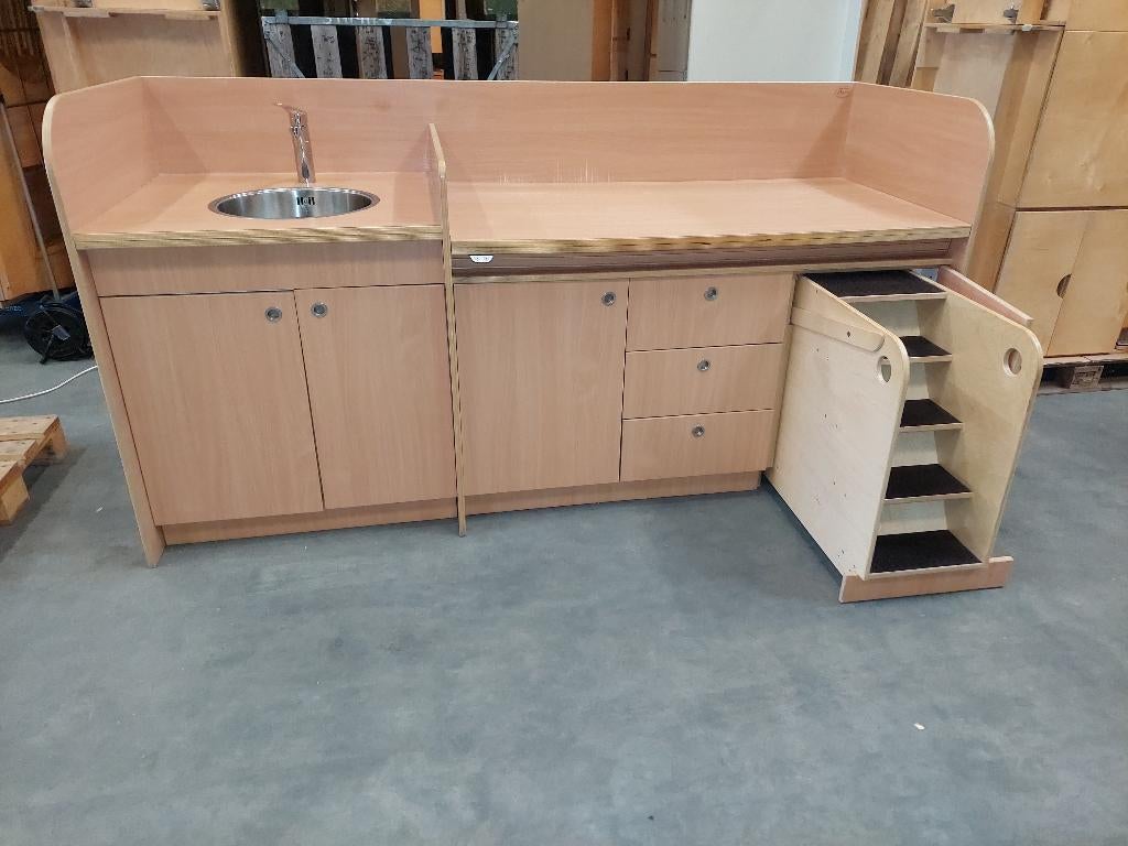 De Esdoorn KDV-commode: hoogteverstelbaar met trap -2,3m, Kinderen en Baby's, Kinderkamer | Commodes en Kasten, 70 cm of meer