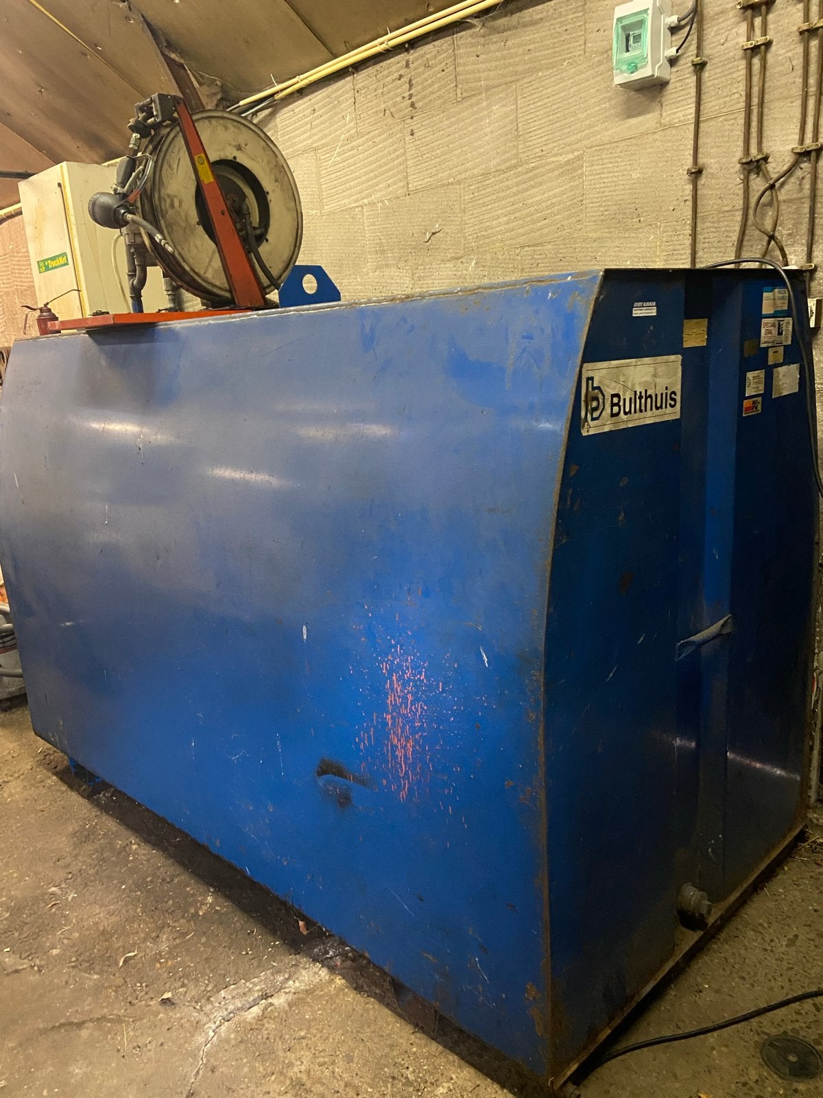 Motorolie tank circa 4500 liter, Ophalen